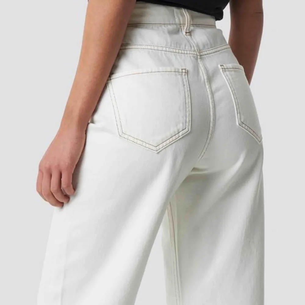Säljer ett par vita jeans med bruna sömmar ifrån Emilie Briting x NA-KD kollektion! Så fina men har blivit lite små för min, gylfen är sönder på ett ställe men det går fortfarande att dra upp gylfen hela vägen💕 priset är 200kr plus fraktkostnad!. Jeans & Byxor.