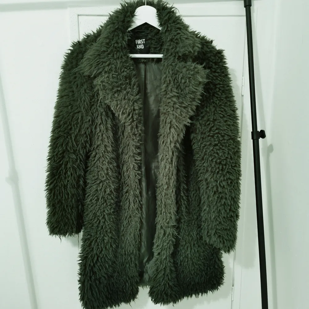Grön jacka/varm kappa, väldigt lite använd av mig. . Jackor.