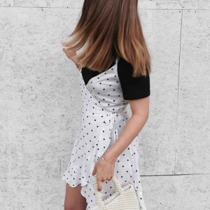  - Klänning från H&M i fint skick! Endast använd när dessa bilder togs. Storlek 36. 99kr och frakten är inräknad på 45kr. Prutat och klart. Är även snyggt att ha en tröja över!