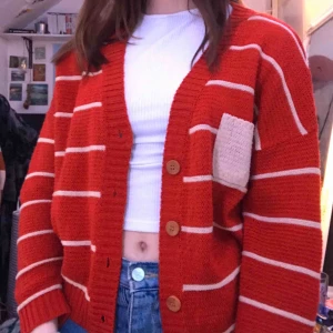  -  Stickad kofta som jag köpte på second hand för några månader sen men aldrig använt, passar mig som är en S 🍓🍄