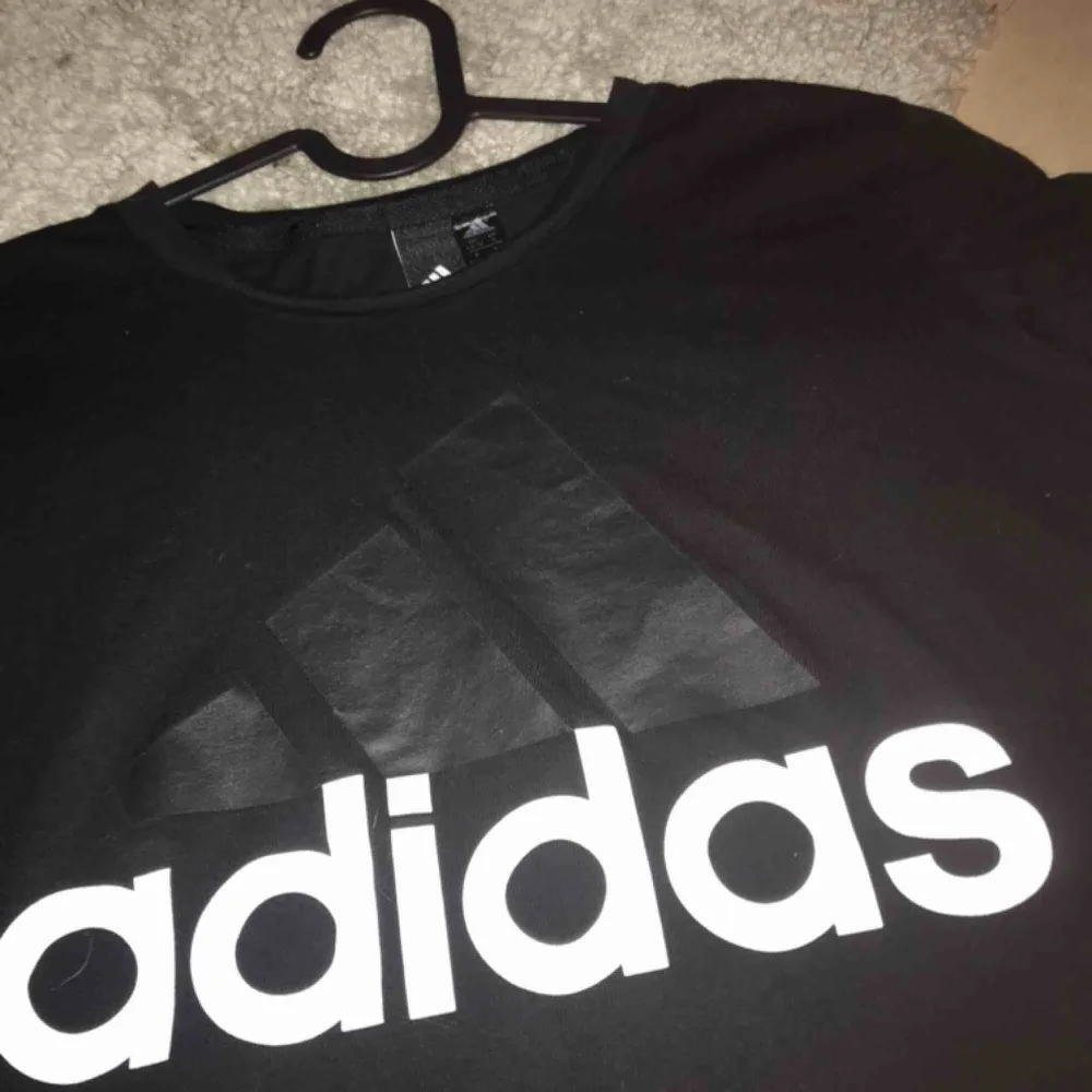 Svart Adidas t-shirts, oanvänd 😊 skickat flera bilder om du är intresserad . T-shirts.