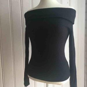  - Helt ny off-shoulder topp  Aldrig använd 
