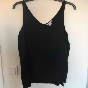  - Svart snyggt linne trån H&M i storlek 34. Linnet är av bra kvalitet med en sprund på sidorna. För litet för mig därför är det bara provat och tvättat. Priset är exklusive frakt. 