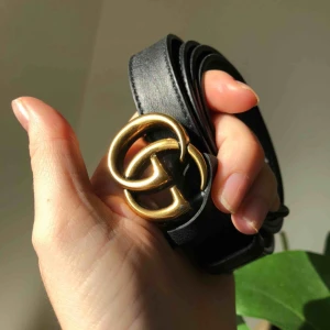  -  Skärpet är 105cm och jag har gjort tre extra hål hos en skräddare.  Skärpet är köpt på gucci egna hemsida och är såklart äkta. Har tyvärr tappat bort box, kvitto och douchebag när jag flyttat, så medföljer ej