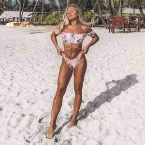  - Finaste bikinin från missguided. Aldrig använd, passa på att göra ett kap 🥰 första bild lånad av Angelica blick 😍