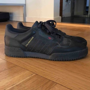  - Svarta Adidas Yeezy Calabasas i strl 41,5  Köpta för 1,5 år sedan men inte använda på nio månader ungefär Skick: 6,5/10 (skrapmärken och några fläckar) Fler bilder finns Kan mötas i Stockholm annars betalar köparen för frakten har tyvärr ingen låda