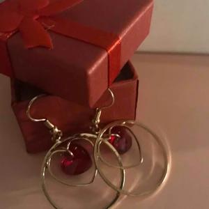  - NYA KOPPAR CIRKULÄRA ÖRHÄNGEN MED HJÄRTA  I EN RÖD ASK WTUIET SE BILDERNA. PLOMBERAD.            & BJUDER PÅ PORTOT. Leveranstid:1-3 Vardagar .  