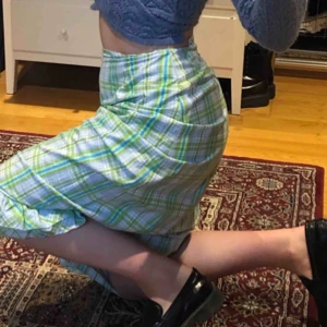  - Långkjol i rutigt mönster med söt liten volang längst ner! Nyskick, använd kanske 2 gånger, men väldans snygg😍