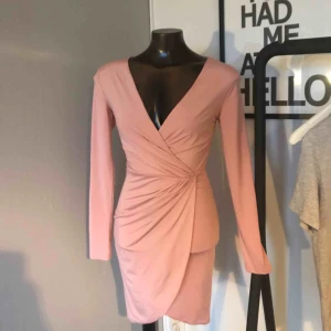  - Säljer en jättefin ”baby” rosa klänning som endast är använd 1 gång.  Storlek XS  💕💕