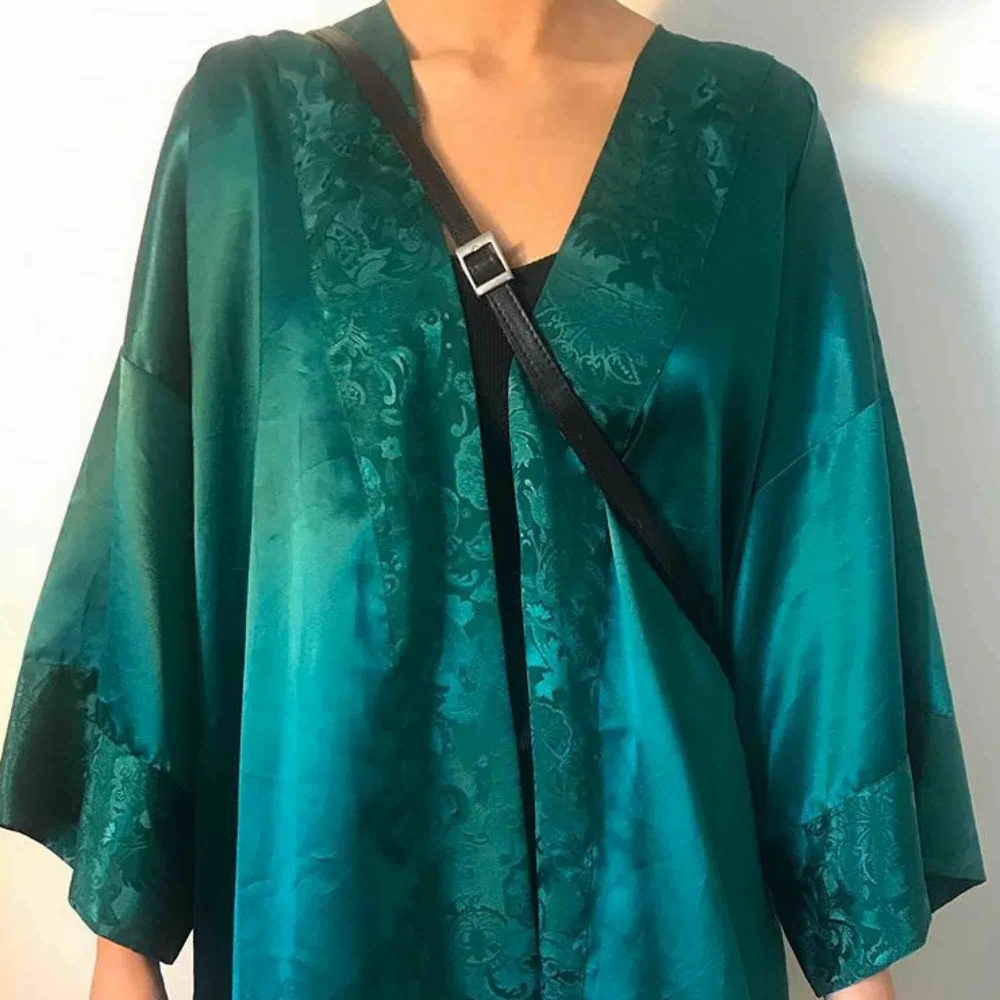 Vintage Victoria’s Secret fynd. Köpt på Episode för 450kr, (vintagebutik i Köpenhamn). Frakt: +40kr. Ge gärna bud! . Toppar.