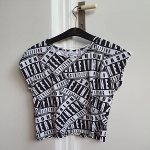 CCrop top - Crop top från gina tricot i storlek S. Aldrig använd, bara prövad. 