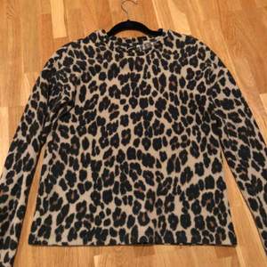 Leopard tröja med mjukt & skönt material. Kommer tyvärr inte till användning! 