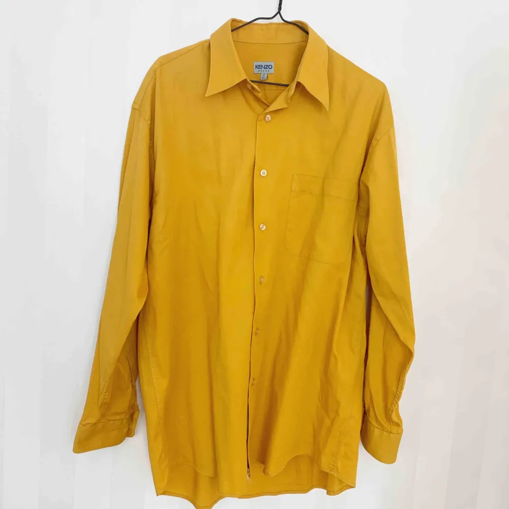 Kenzo skjorta i senapsgul färg. 100% bomull. Passar en M/L . Skjortor.
