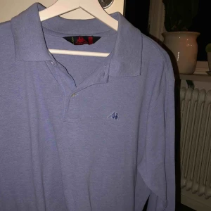  - Långärmad piké köpt second hand på emmaus i stockholm💕 köpare står för frakt