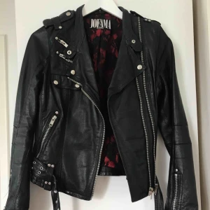  - Grym damskinnjacka i bikerlook. Jackan har många detaljer, bl a dubbla blixtlås så du kan variera hur tight du vill att den skall sitta. Kenzajackan har även ett jättesnyggt foder, två innerfickor, varav en med blixtlås. NYPRIS CIRKA 3.795,00 kr  