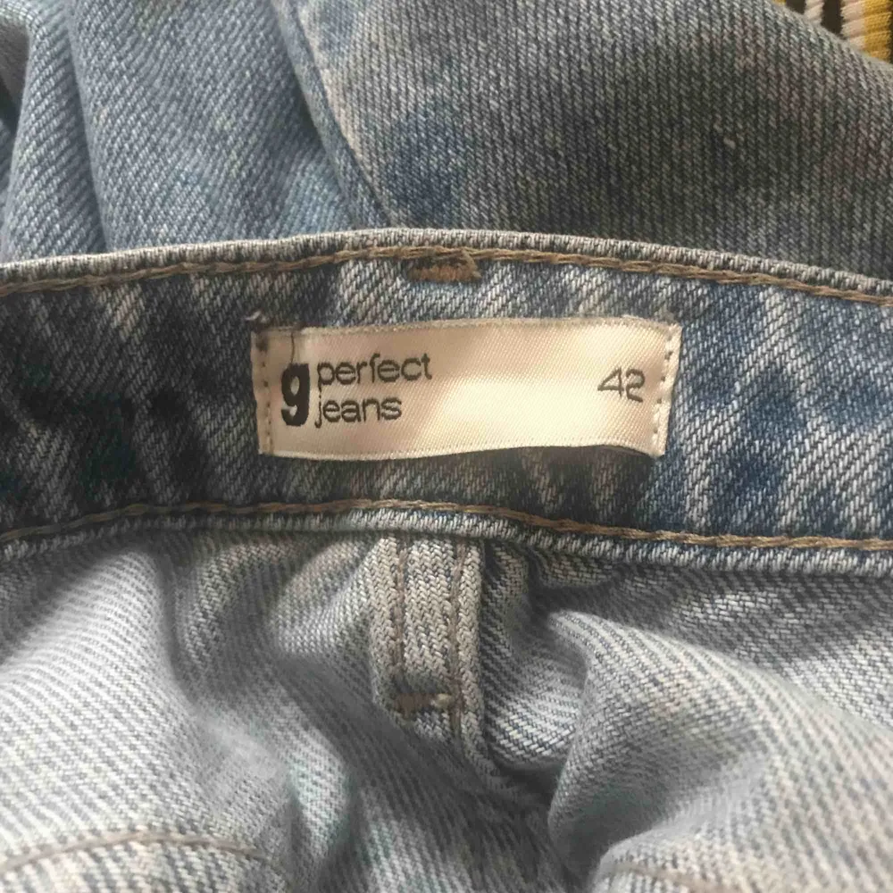 Ljusblåa ”mom jeans” från Gina Tricot i storlek 42. Ganska använda, kontakta om du är intresserad.. Jeans & Byxor.