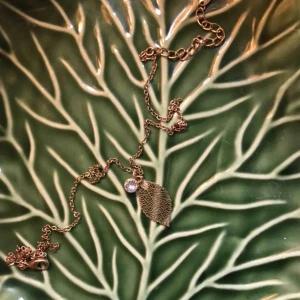  - Guld halsband, sällan använt.