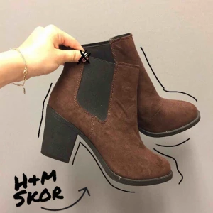  - Har aldrig någonsin använts! Från h&m i mocka imitation. Frakten kommer på 90kr extra. Prutat och klart. 