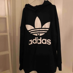  - Mörkblå adidas hoodie, väldigt lite använd, storlek XL, jag gillar typ oversize och därför den är XL. 