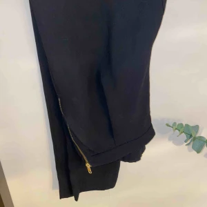  - ”Pösiga” kostymbyxor med dragkedja 