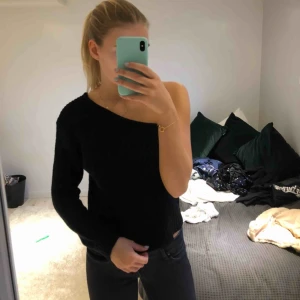  - Stickad tröja med en arm från nakd. Möts upp i Stockholm eller så står köparen för frakten ☺️