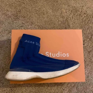  - Acne studios Tristan As workwear storlek 42! Cond 8/10. Väldigt sköna att gå med de. Kan även sälja billigare vid snabb affär. 