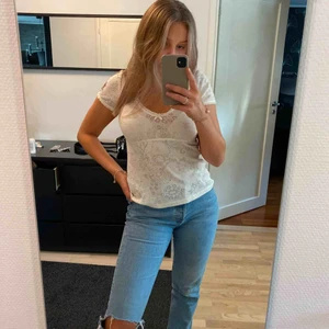 Oddmolly tröja - En fin vit T-shirt ifrån Oddmolly med lite med lite mönster stl 0 vilket motsvarar XS, använd 1 gång.