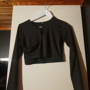  - Svart kort topp med urringning. Liten i strl. Köpare står för frakt 