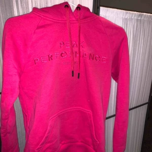  - Säljer min peak performance hoodie då den aldrig kommer till användning samt nu mera är för liten! Inget fel och är precis som ny! Köp för 1100kr köparen står för frakt💞