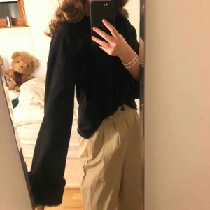  - Svart tröja från Zara med fake päls som muddar! Använd ett fåtal gånger men är som ny. Kan mötas upp i Stockholms området eller frakta (köparen står för frakten)