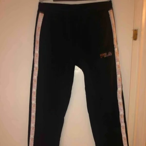  - Popperpants från Fila i bomull i strl M köpta från Urban Outfitters. Endast använda fåtal gånger (ca 3) och därför i väldigt bra skick. Skriv för fler (bättre) bilder!:)