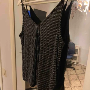  - Skitsnyggt svart glitterlinne, passar perfekt för fest eller vardagsoutfit under sommarn. Frakt ingår :))