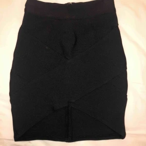  - Tight bandagekjol från Australien. Liten slits framtill på kjolen. Aldrig använd. Frakt tillkommer.