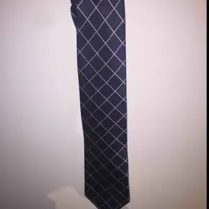 Vintage burberry slips i bra condition. Har använt den en gång på min bal. Köpte den på Asos marketplace och vill sälja den på grund av ingen användning längre.