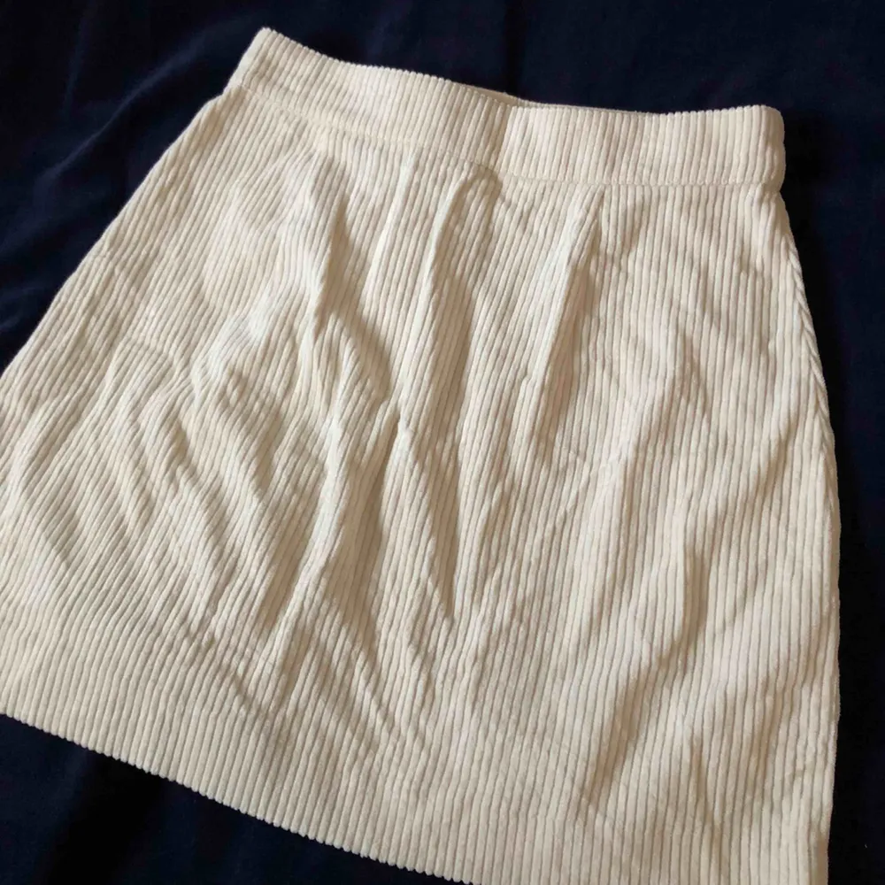 En krämvit Manchester kjol från hm. Säljer då den inte kommer till användning:). Kjolar.