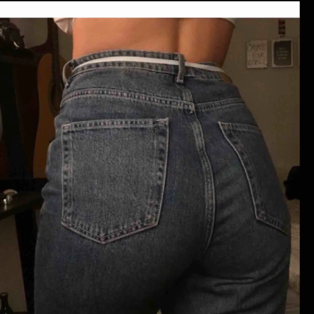 Snygga & klassiska jeans från Weekday i modellen Row som tyvärr ej kmr till användning längre. I mkt bra skick:). Jeans & Byxor.
