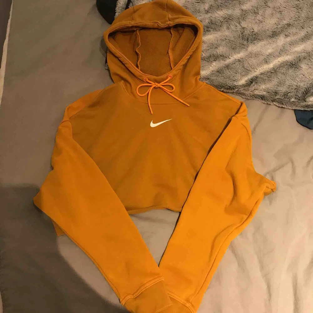 Croppad senapsgul Nike hoodie i storlek xs,använd ett par gånger men inget slitage!. Tröjor & Koftor.