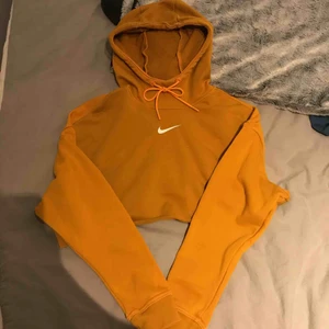  - Croppad senapsgul Nike hoodie i storlek xs,använd ett par gånger men inget slitage!