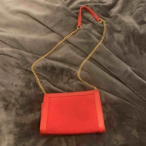  - Säljer min söta väska ifrån glitter. Säljer den för att den inte kommer till användning:( Använd typ 2 ggr. Möts upp i Uppsala/kanske Stockholm. Annars står köparen för frakt 