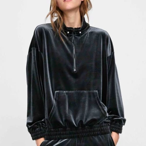 Zara sweatshirt - Cool oversized sweatshirt i sammet från zara, använd en handfull gånger. Superskön och mjuk 💕💕💕