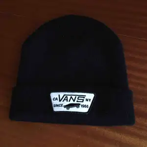 Onesize svart Milford Beanie av Vans! Knappt använd.   Kan mötas i gbg!