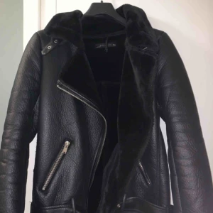  - Jacka i bra skick från Zara. Ny pris 1000kr 