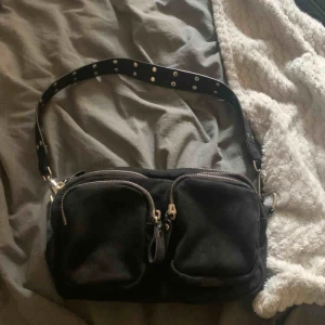  - Noella liknande väska från Gina tricot, säljer då jag köpt en äkta  Väldigt bra skick säljer för 150 kr original pris är 350 kr kan frakta och mötas upp i Karlskrona 