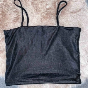  - Oanvänt glansigt croppat linne från BikBok i storlek S 🌸