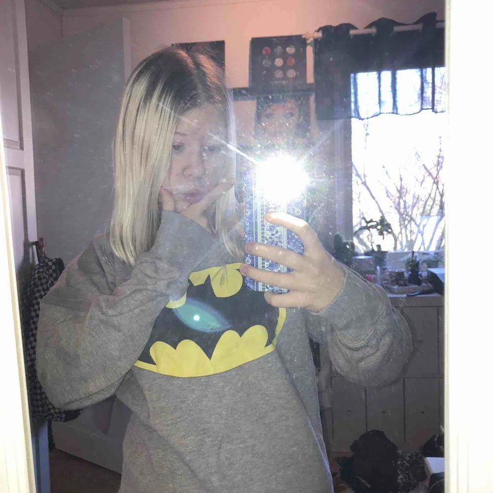 superfin batman sweater som jag aldrig använder längre, det står L på lappen men den är som en xs. Tröjor & Koftor.