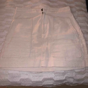  - Kjol från HM, använd en gång. Jättefint skick. 