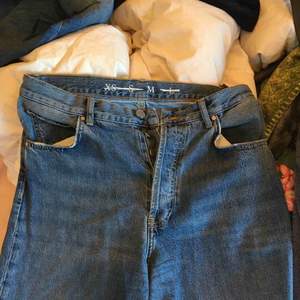 Riktigt snygga Jeans från bik bok!! Har kostat 600kr säljer för 75k exklusive frakt. 