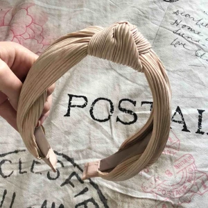  - Lite lyxigare hårband, köpt i London för ca 120 kr. Silke på insidan och i så bra kvalitet! Använd 1-2 ggr. 