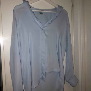  - Ljusblå skjorta från H&M i storlek 38, skjortan är i bra skick. 