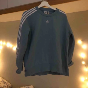  - Adidas blå sweatshirt köpt 1 år sen. Oversized i modellen. Pris går att diskutera. Frakt tillkommer. 